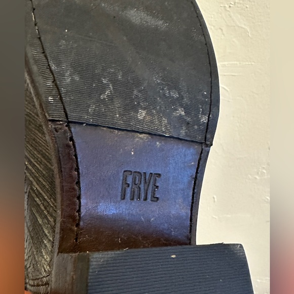 Stylish Silver Frye Ankle Boots - Size 7 - Picture 5 of 8